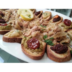 ox Aperitivo Siciliano con caponata, patè, salame e Nero d'Avola